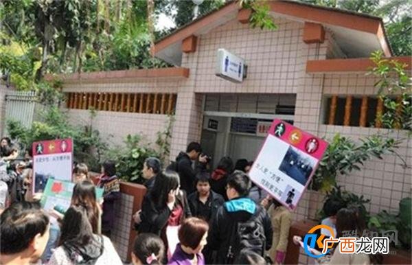 游客景区厕所里睡觉外面多人排队 维护景区秩序