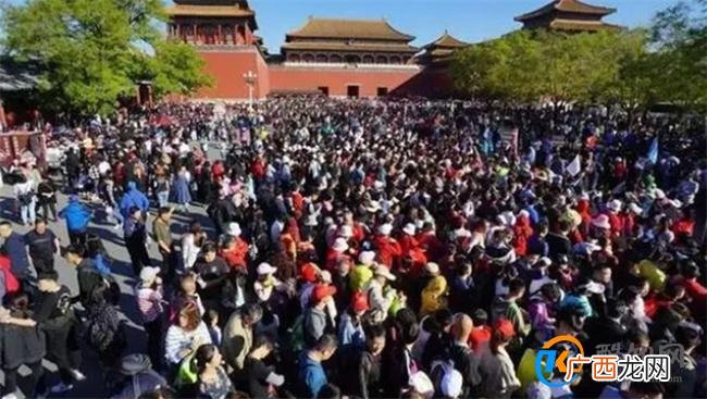连沙漠里都“堵人了” 五一旅游出行规划注意事项