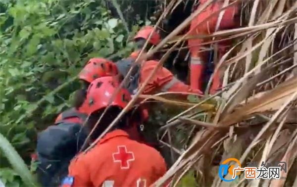 一女子从山崖跌落 救援人员登山半小时后获救