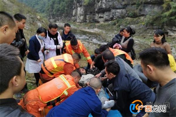 一女子从山崖跌落 救援人员登山半小时后获救